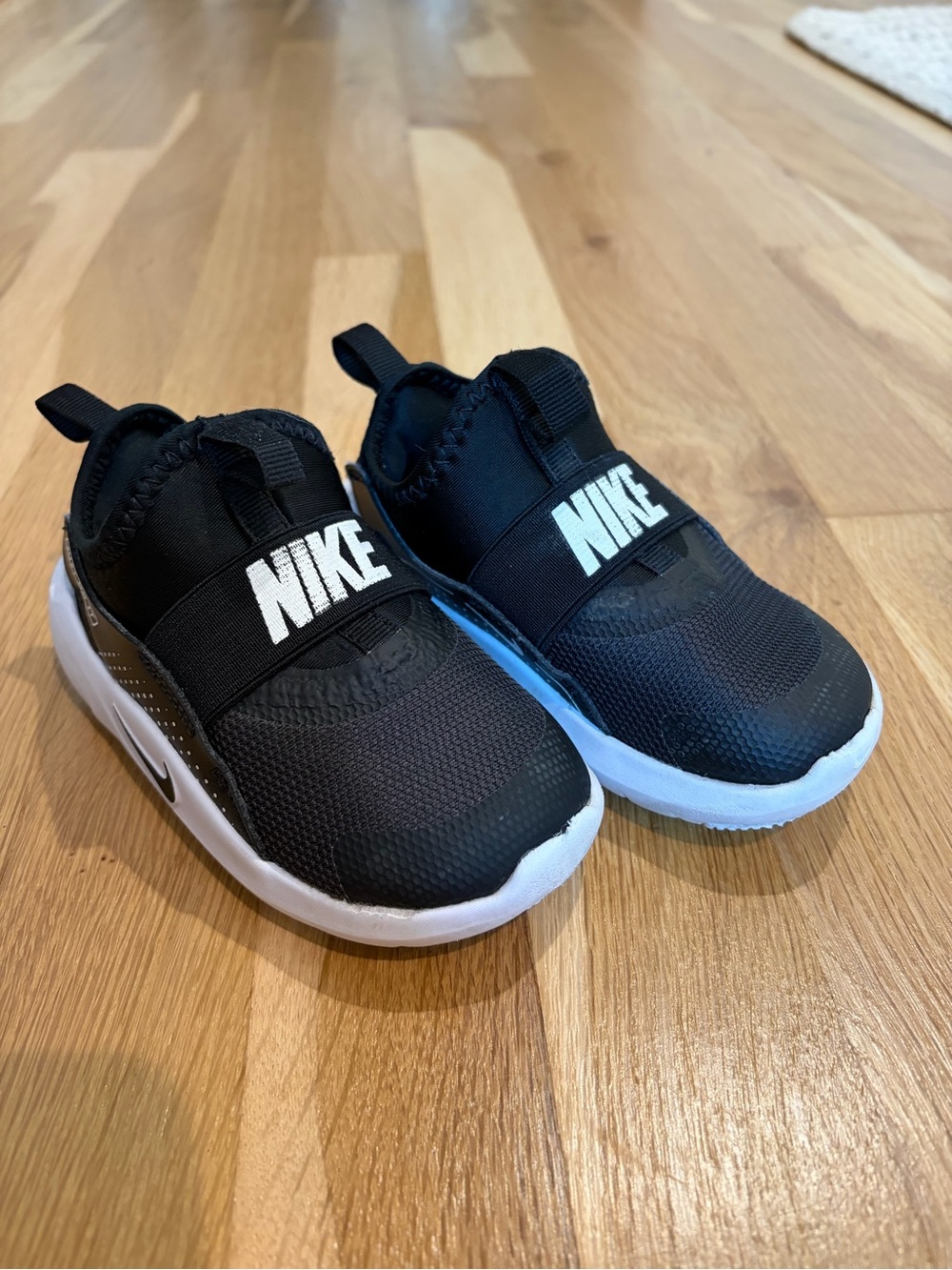Nike Toddler Black and White Slip-On Sneakers 7T